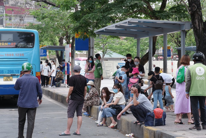 Hàng nghìn phương tiện ùn ùn rời Hà Nội: Cửa ngõ thủ đô &quot;thất thủ&quot; - Ảnh 1.
