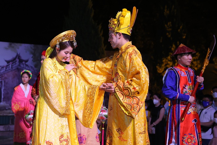 Tái hiện hình ảnh vua và hoàng hậu trên sân khấu