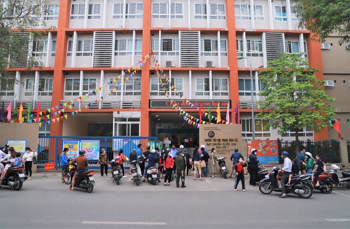 Ghi nhận ngày đầu đến trường (6/4) của học sinh lớp 1-6 ở Hà Nội trở lại trường. - Ảnh 1.