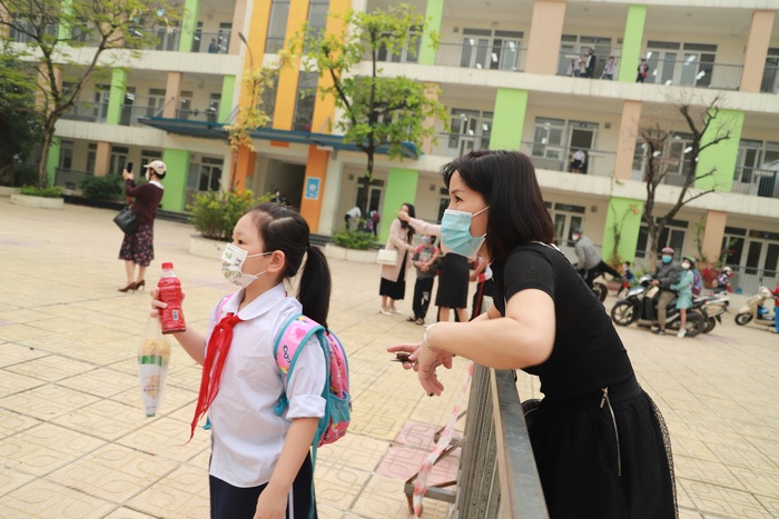 Hà Nội: Học sinh tiểu học hào hứng đến trường - Ảnh 8.
