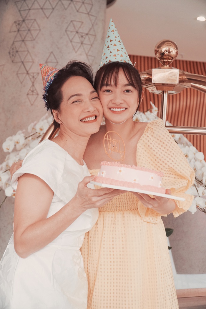 NSND Lê Khanh tự tay làm bánh kem tặng sinh nhật Katiy Nguyễn