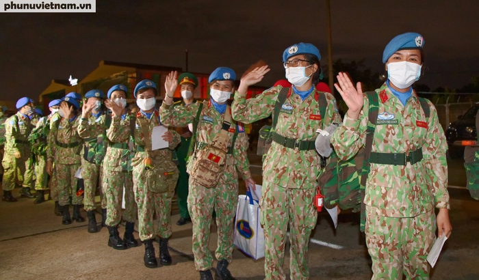 Các nữ chiến sĩ tình nguyện của BVDC 2.3 trong buổi đón tiếp khuya ngày 30-3