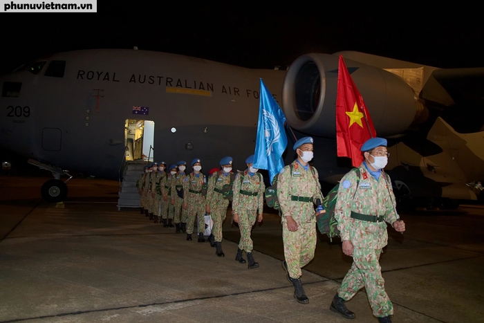 Lực lượng BVDC2.3 cơ động xuống máy bay, đặt những bước chân đầu tiên tại sân bay Tân Sơn nhất sau 1 năm làm nhiệm vụ tại Phái bộ Liên hiệp quốc, tỉnh Bentiu, Nam – Xu Đăng