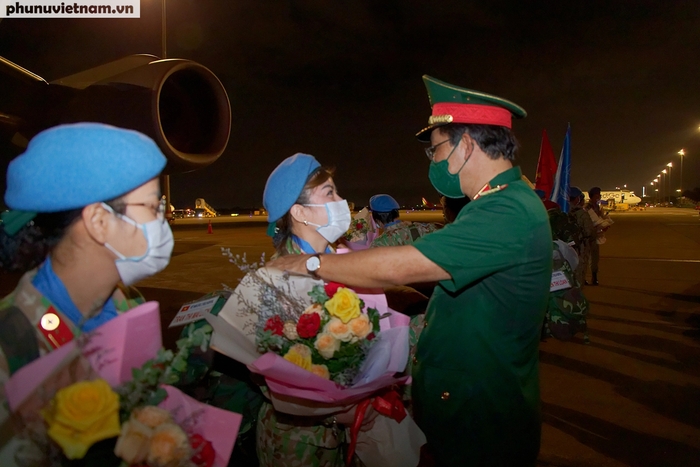 Thiếu tướng Nguyễn Hồng Sơn  - Giám đốc Bệnh viện Quân y 175 chân tình chúc mừng nữ chiến sĩ hoàn thành nhiệm vụ trở về