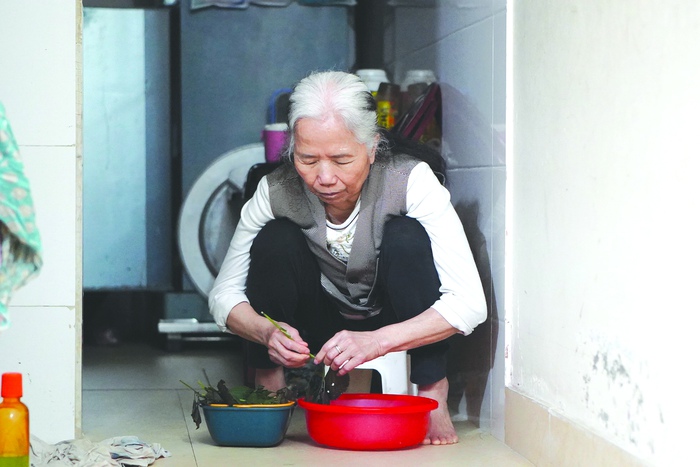 Hằng ngày, bà Mai ở nhà chuẩn bị cơm nước cho gia đình