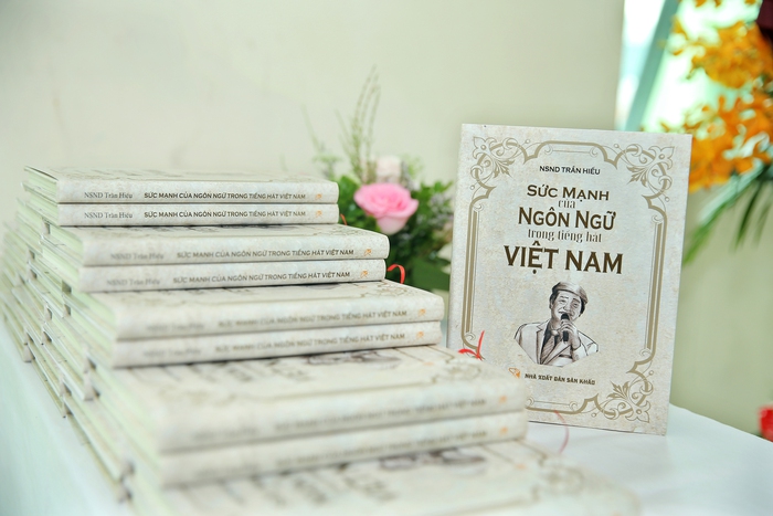 Cuốn sách Sức mạnh của ngôn ngữ trong tiếng hát Việt Nam