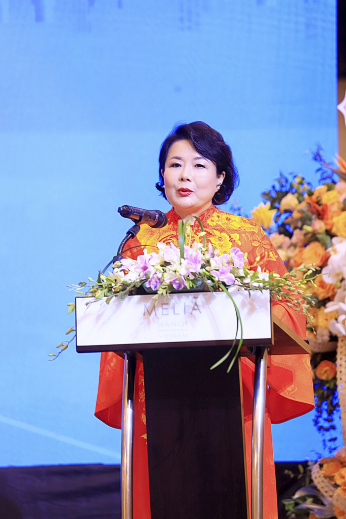 Bà Nguyễn Thị Tuyết Minh - Trưởng ban, Chủ tịch Hội đồng doanh nhân nữ Việt Nam, VCCI tại sự kiện ra mắt thiết kế áo dài biểu trưng dành cho Hội đồng Nữ doanh nhân Việt Nam VCCI