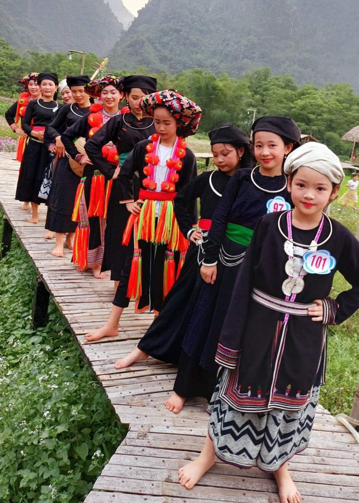 Hội thi người mặc trang phục nguyên bản các dân tộc đẹp nhất - Ảnh 2. Hội thi người mặc trang phục nguyên bản các dân tộc đẹp nhất - Ảnh 2.