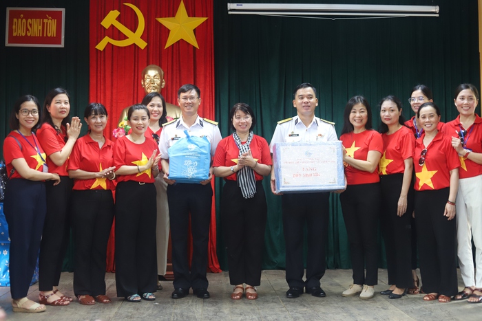 TƯ Hội LHPN Việt Nam tặng quà trị giá hơn 850 triệu đồng cho quân, dân huyện đảo Trường Sa - Ảnh 1.