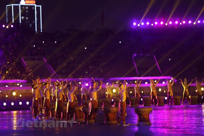 Mở màn là chương trình nghệ thuật có sự góp mặt của hàng ngàn nghệ sĩ, mang đậm nét văn hóa dân tộc