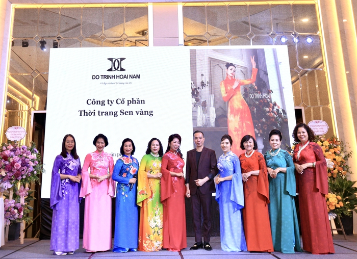 Sự kiện ra mắt BST áo dài “Bông hồng vàng” dành cho Hội đồng Nữ doanh nhân Việt Nam VCCI. Đây là một trong những BST tâm huyết của NTK Đỗ Trịnh Hoài Nam dành cho các nữ doanh nhân