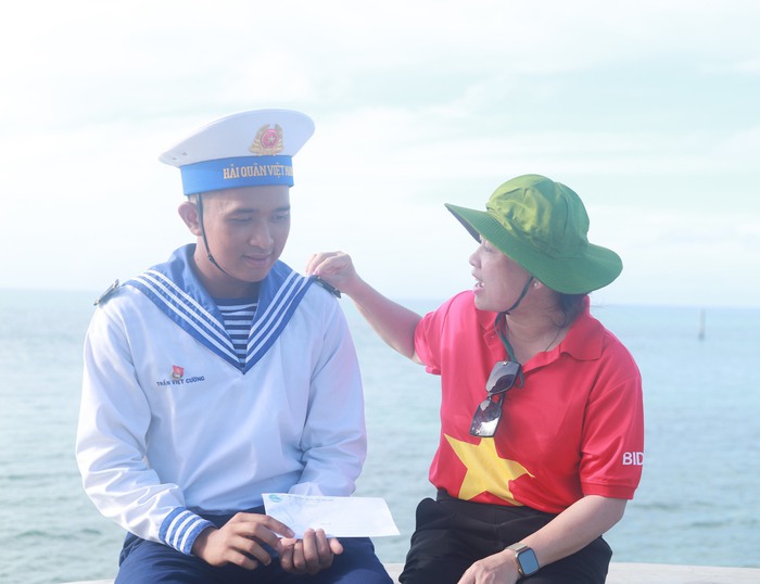 Lần đầu tiên, áo dài Hội tung bay trên đảo Trường Sa - Ảnh 2.