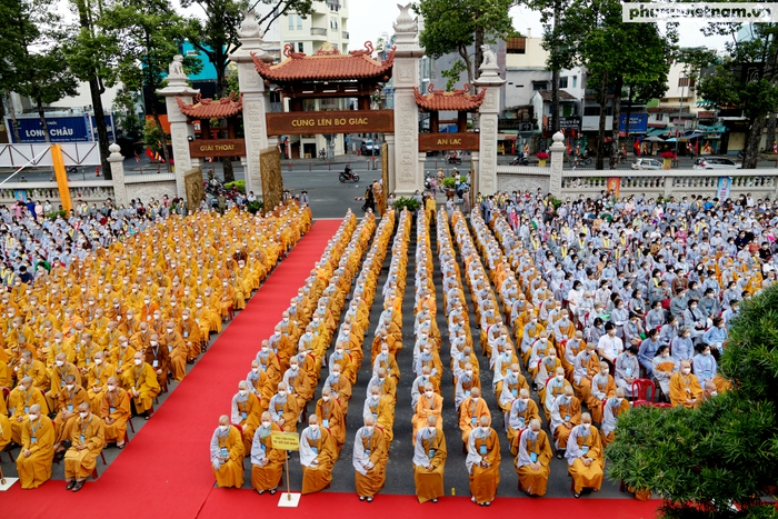 Đông đảo Tăng Ni của các địa phương tại TPHCM có mặt tại Việt Nam Quốc Tự tham dự Đại lễ Phật Đản Phật Lịch 2566