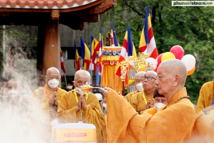Đức Đại lão Hòa Thượng Thích Trí Quảng, Quyền Pháp chủ Giáo hội Phật Giáo VN,  Lãnh đạo tối cao của Phật giáo TPHCM thực hiện nghi thức Niệm hương trên lễ đài
