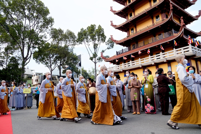 Đông đảo Phật tử đứng chào chư Tăng tham dự đại lễ
