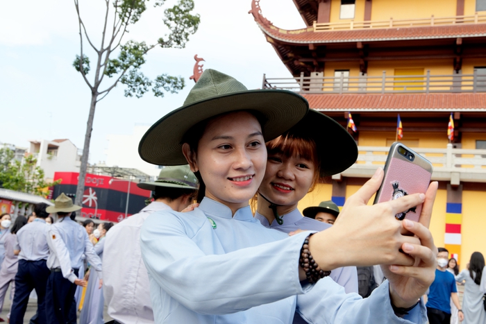 Thành viên Gia đình Lam Thiên Ấn hoan hỉ selfie với chiếc mũ Tứ ân
