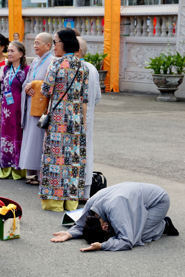 Một Phật tử thành tâm vọng bái hướng về lễ đài