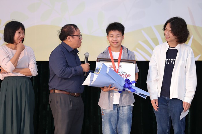 Nhà thơ Cao Khải An trao giải thưởng Khát vọng Dế Mèn năm 2020 cho tác giả Cao Khải An, 12 tuổi