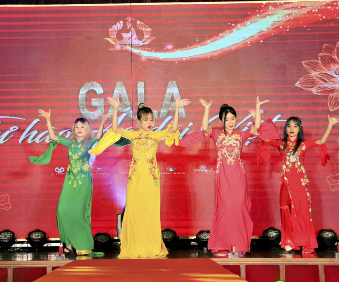 Những tiết mục văn nghệ khiến Gala Tự hào Áo dài Việt có thêm màu sắc trẻ trung