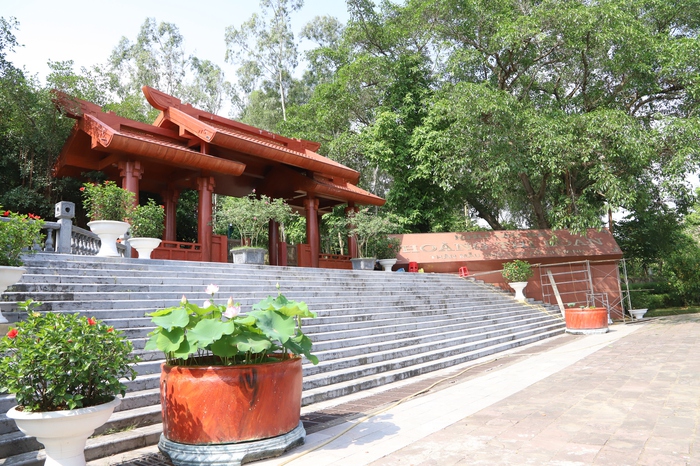 Khu di tích mộ bà Hoàng Thị Loan - Ảnh 1.