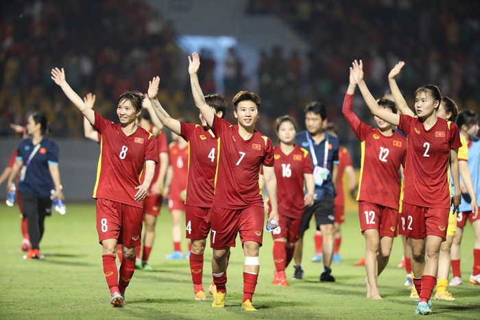 Niềm vui của các nữ cầu thủ Việt Nam khi trận đấu kết thúc