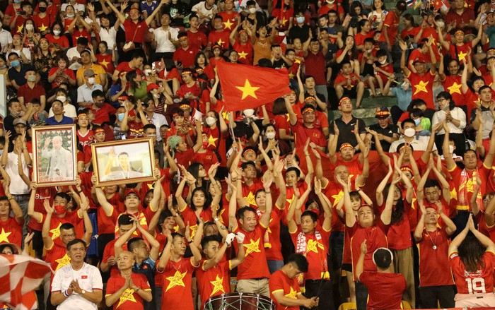 Những cổ động viên nhiệt thành của Việt Nam trên SVĐ Cẩm Phả
