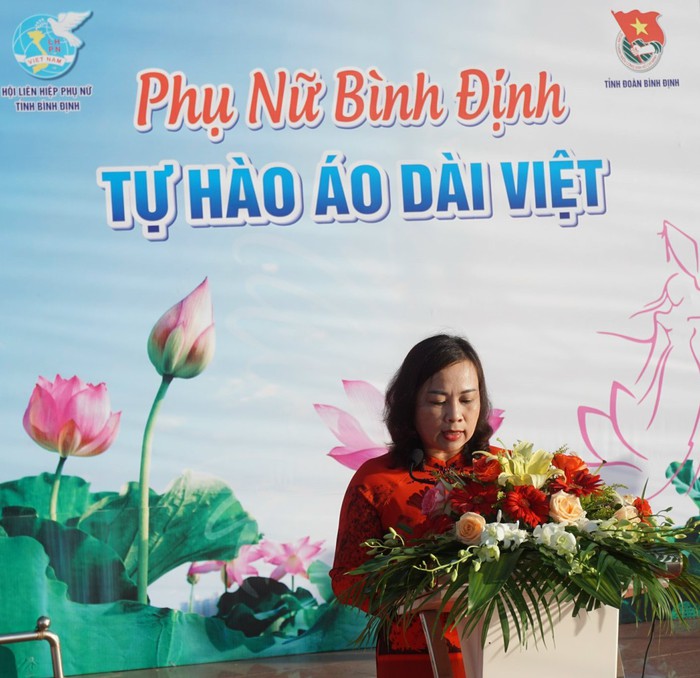 Hội LHPN  tỉnh Bình Định tổ chức ‘Đồng diễn Tôn vinh Áo dài Việt’ - Ảnh 4.