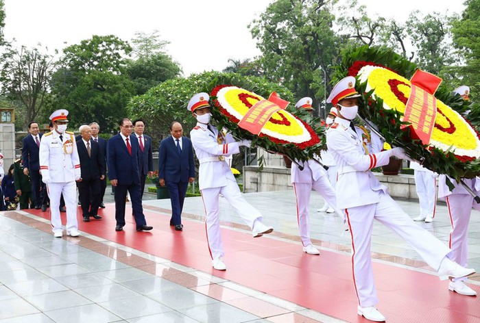 Lãnh đạo Đảng, Nhà nước vào Lăng viếng Chủ tịch Hồ Chí Minh - Ảnh 1.