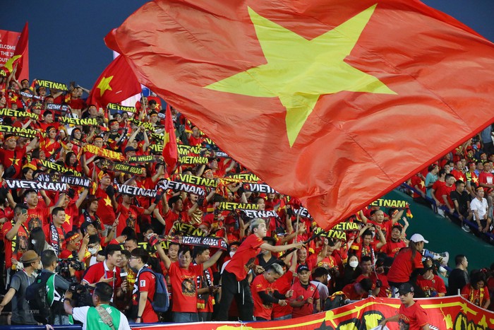 Cờ đỏ sao vàng rợp các khán đài sân Việt Trì để &quot;tiếp lửa&quot; cho U23 thi đấu khởi sắc và giành chiến thắng