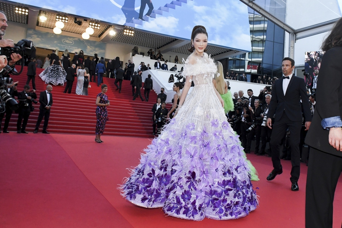 Lý Nhã Kỳ diện đầm tím hoa oải hương trên thảm đỏ Cannes - Ảnh 1.