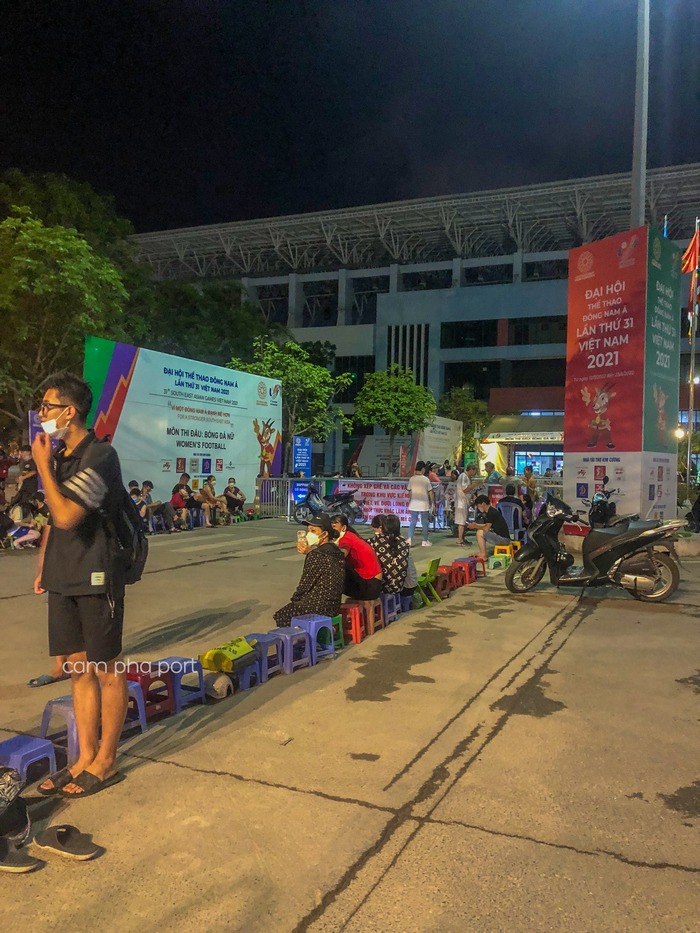 SEA Games 31: Người dân xếp hàng xuyên đêm chờ nhận vé Chung kết nữ Việt Nam - Thái Lan - Ảnh 4.