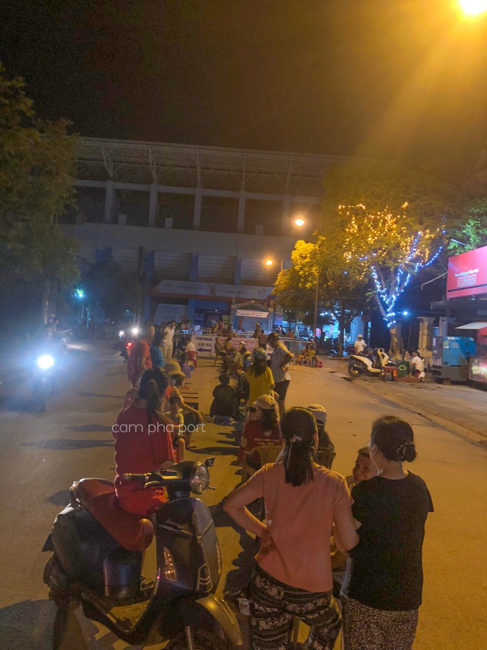 SEA Games 31: Người dân xếp hàng xuyên đêm chờ nhận vé Chung kết nữ Việt Nam - Thái Lan - Ảnh 5.