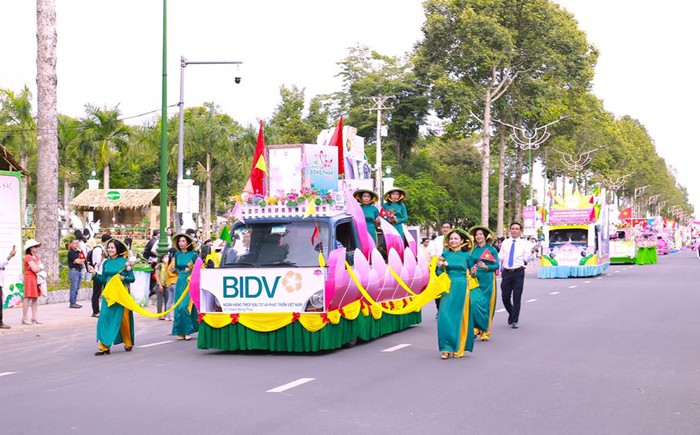 Đoàn xe hoa sen diễu hành trên các tuyến đường lớn của tỉnh Đồng Tháp - Ảnh 1.