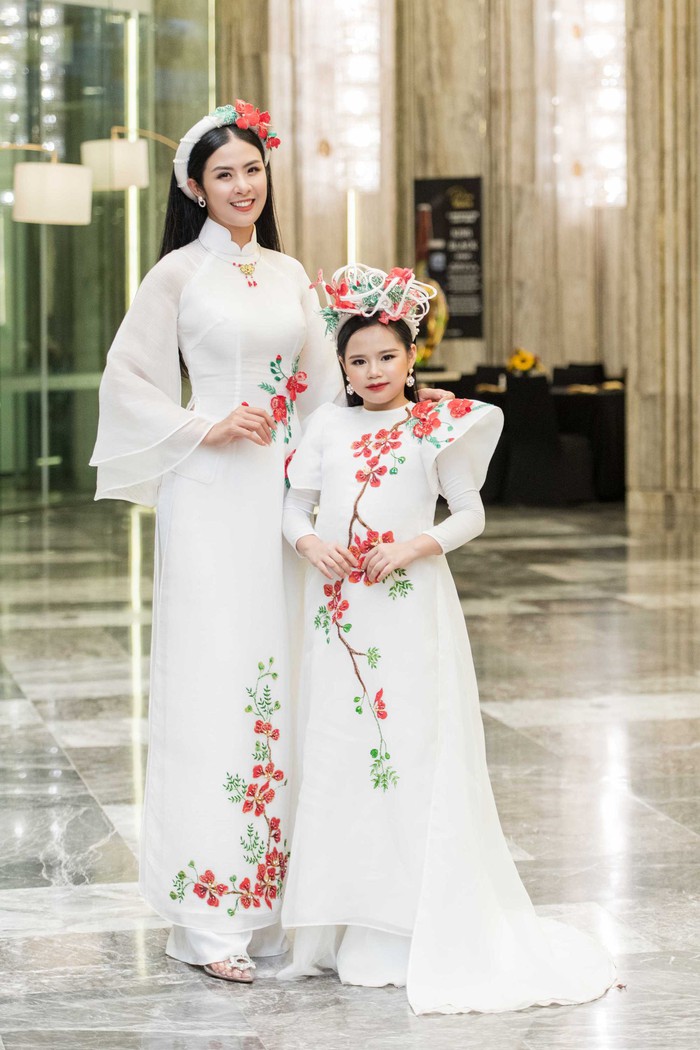 Hoàng Vân được Hoa hậu Ngọc Hân may riêng bộ áo dài với họa tiết hoa phượng đỏ thêu tay tỉ mỉ