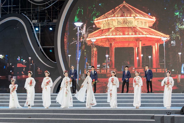 Hoàng Vân tự tin tỏa sáng cùng dàn hoa hậu trên sân khấu