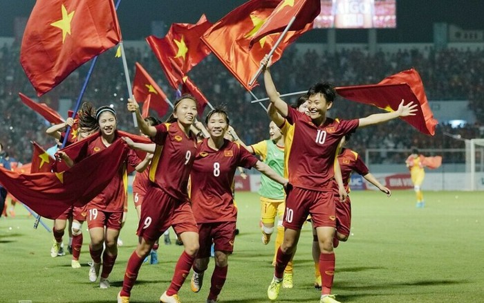 Cờ Việt Nam bóng đá: Cờ Việt Nam bóng đá là biểu tượng cho đất nước, hy vọng và lòng quả cảm của người Việt. Đó là một thông điệp của sự đoàn kết và tình yêu đối với bóng đá. Những chiếc cờ đang ngày càng trở nên phổ biến hơn, từ sân bóng đến trên phố, là một sự thể hiện sống động của cộng đồng người hâm mộ bóng đá Việt. Điều này chứng tỏ rằng mỗi fan hâm mộ đều hy vọng được chứng kiến ​​một chiến thắng lịch sử từ đội tuyển Việt Nam.
