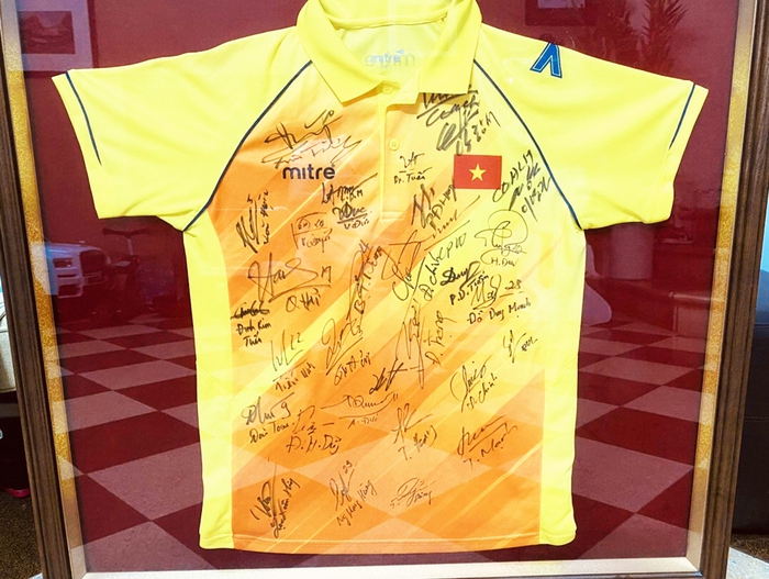Chiếc áo có đủ chữ ký của Đội tuyển Việt Nam 2018