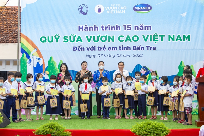 Vinamilk khởi động hành trình năm thứ 15 của Quỹ sữa Vươn cao Việt Nam với 1,9 triệu ly sữa trao tặng cho trẻ em khó khăn - Ảnh 1.