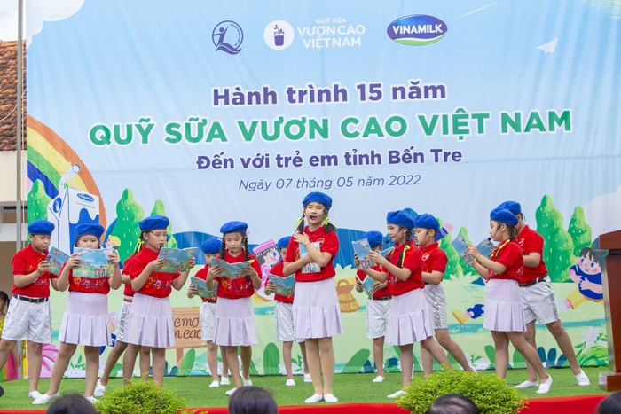 Vinamilk khởi động hành trình năm thứ 15 của Quỹ sữa Vươn cao Việt Nam với 1,9 triệu ly sữa trao tặng cho trẻ em khó khăn - Ảnh 2.