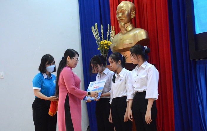 Trao sổ tiết kiệm, phương tiện học tập cho trẻ mồ côi do Covid-19 ở Tây Ninh - Ảnh 3.