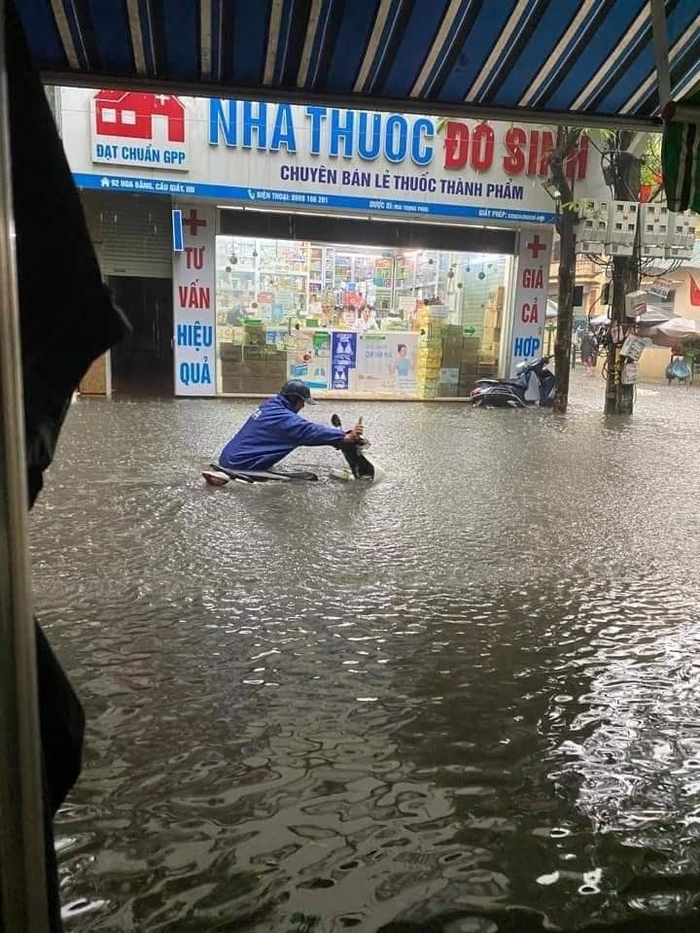 Hà Nội: Đường phố ngập nặng sau trận mưa lớn, ô tô &quot;bơi&quot; ở Mỹ Đình - Ảnh 8.