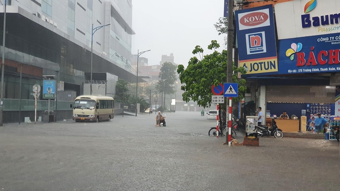 Hà Nội: Đường phố ngập nặng sau trận mưa lớn, ô tô &quot;bơi&quot; ở Mỹ Đình - Ảnh 10.