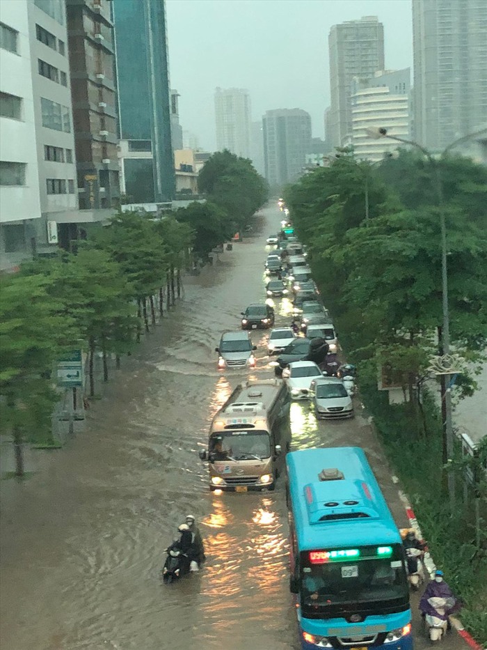 Hà Nội: Đường phố ngập nặng sau trận mưa lớn, ô tô &quot;bơi&quot; ở Mỹ Đình - Ảnh 2.