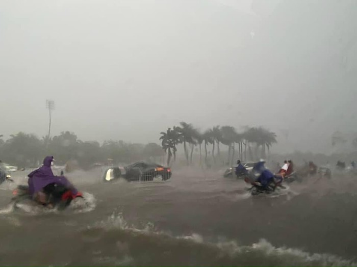 Hà Nội: Đường phố ngập nặng sau trận mưa lớn, ô tô &quot;bơi&quot; ở Mỹ Đình - Ảnh 7.