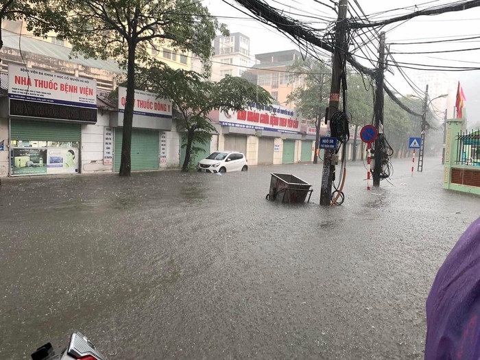 Hà Nội: Đường phố ngập nặng sau trận mưa lớn, ô tô &quot;bơi&quot; ở Mỹ Đình - Ảnh 1.