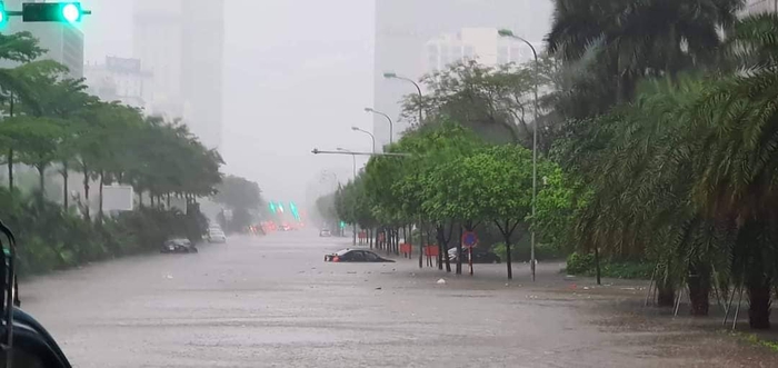 Hà Nội: Đường phố ngập nặng sau trận mưa lớn, ô tô &quot;bơi&quot; ở Mỹ Đình - Ảnh 6.