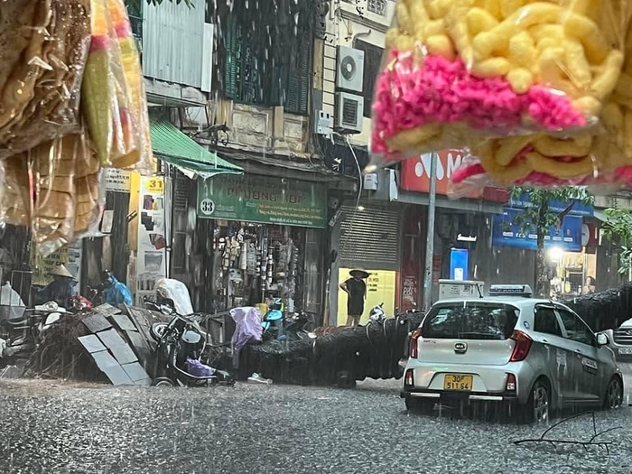 Hà Nội: Đường phố ngập nặng sau trận mưa lớn, ô tô &quot;bơi&quot; ở Mỹ Đình - Ảnh 9.