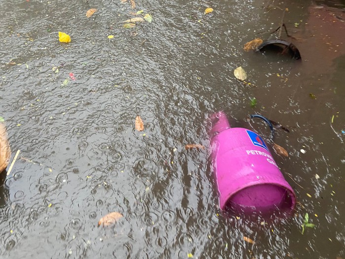 Hà Nội: Đường phố ngập nặng sau trận mưa lớn, ô tô &quot;bơi&quot; ở Mỹ Đình - Ảnh 4.