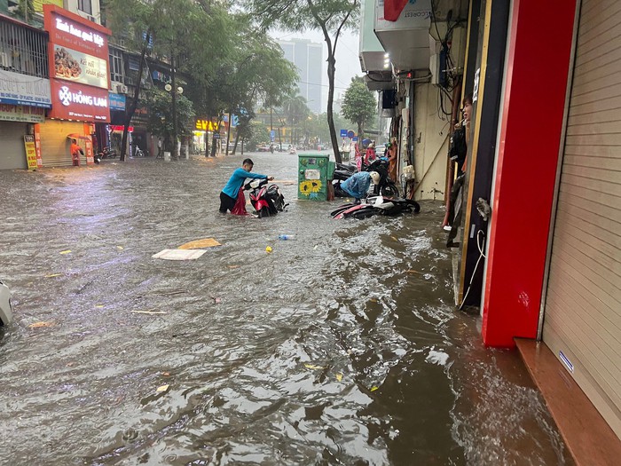 Hà Nội: Đường phố ngập nặng sau trận mưa lớn, ô tô &quot;bơi&quot; ở Mỹ Đình - Ảnh 3.