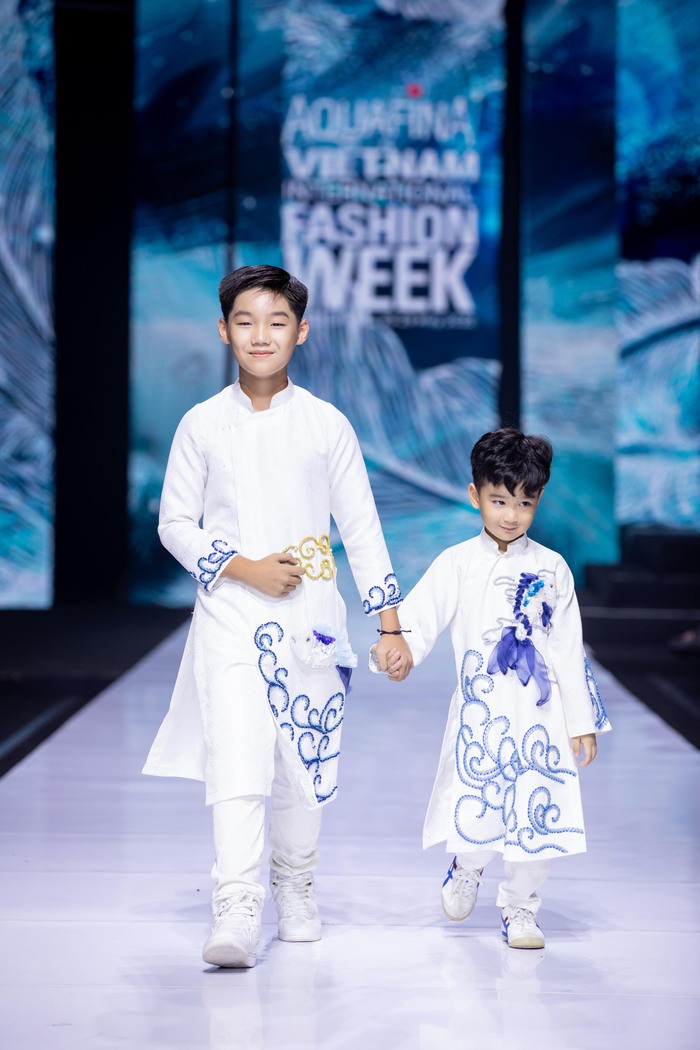 Mẫu nhí Hoàng Gia và Khánh Duy (4 tuổi, nhỏ nhất, lần đầu đi catwalk)